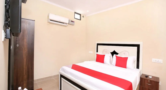 OYO 16875 Hotel Skyz, Varaa Hotelli Zirakpur Haryana