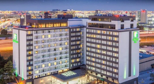 Кровать в общем номере Holiday Inn Toronto International Airport by IHG