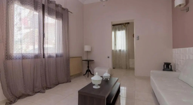 Delightful 2 bedroom flat next to Mikrolimano
