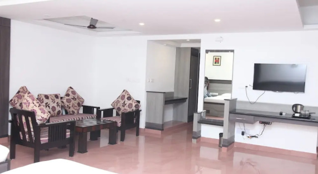 Четырёхместный люкс Hotel Karpagam International