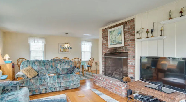 Коттедж Walk to Beach: Chatham Gem w/ Ocean-view Sunroom!