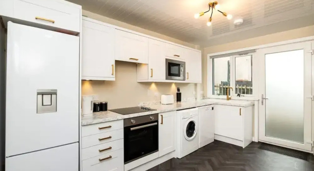 Коттедж 3 Bed House With Driveway