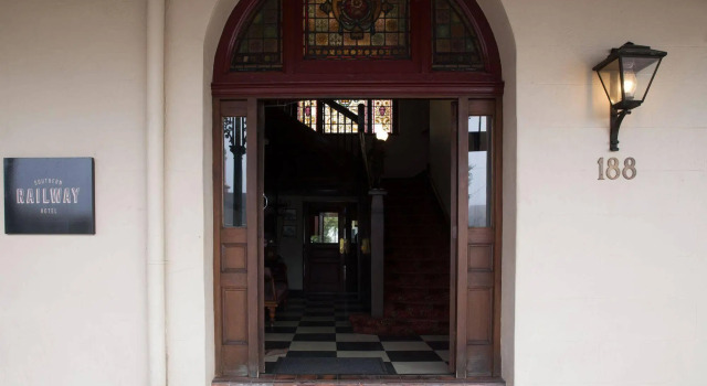 Southern Railway Hotel Goulburn, Забронировать Отель Отели Гоулбёрн с парковкой, рядом с Военный мемориал и музей Роки-Хилл   , Парковка