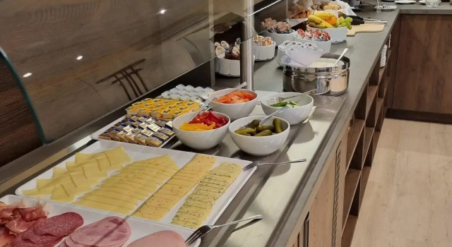 Hotel Drei Kronen Elmshorn, Забронировать Отель Эльмсхорн земля Шлезвиг-Гольштейн