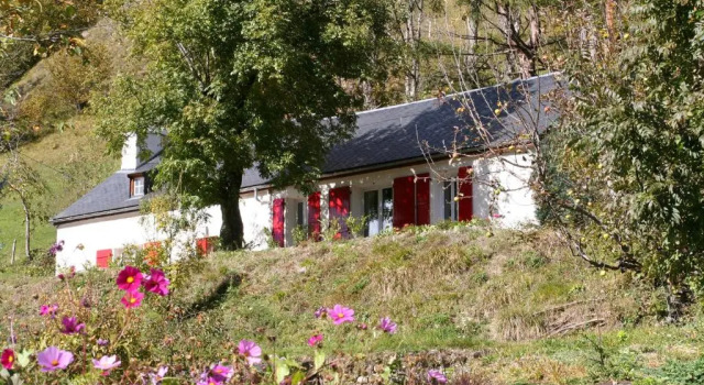 Коттедж с 4 комнатами Comfortable farm house Petit Barzun, in the Parc National Pyrenees