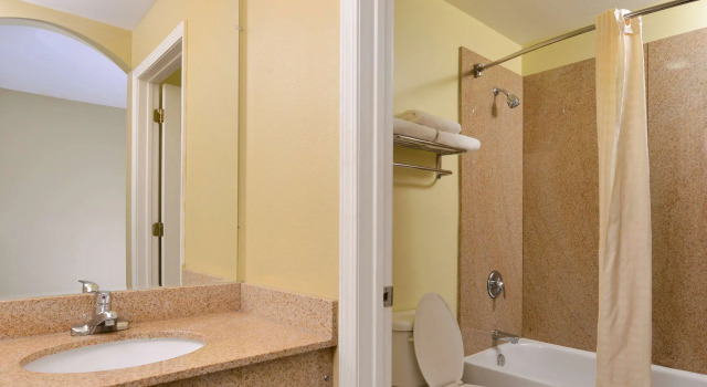 Четырёхместный номер Standard Americas Best Value Inn and Suites Little Rock