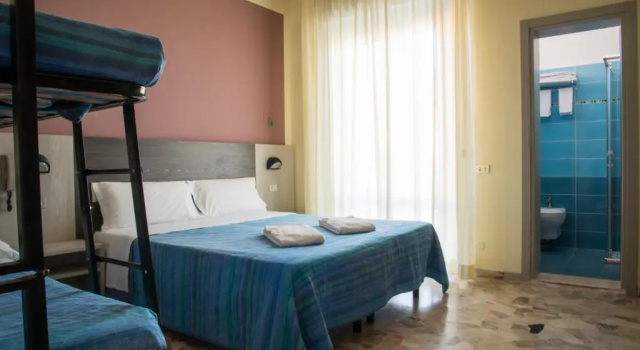 Четырёхместный номер Standard с балконом Hotel Mirage