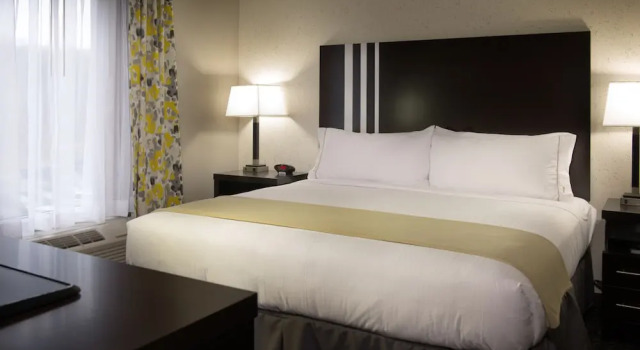 Двухместный люкс c 1 комнатой Holiday Inn Express and Suites Madison Central by IHG
