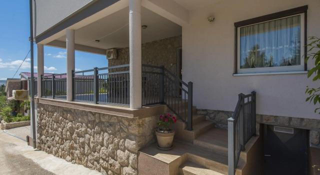 Nice apartment with private roofed terrace, 300m from the sea near national park, Забронировать Апартаменты/квартира Отели Стариград-Пакленица с парковкой, рядом с Национальный парк Пакленица, Парковка