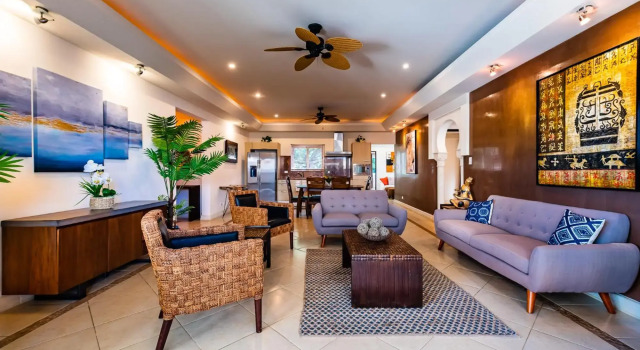 LUXURY 3BR appt, CENTER, 2 min to BEACH, hi-speed wifi
