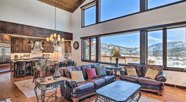 Spacious Big Sky Home with Hot Tub and Grill, Buchen Sie Ferienhaus Hotels in Montana mit Pool, Schwimmbad