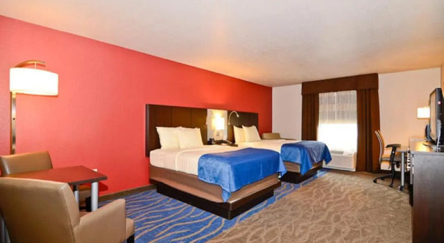 Четырёхместный номер Standard Astoria Hotel and Event Center
