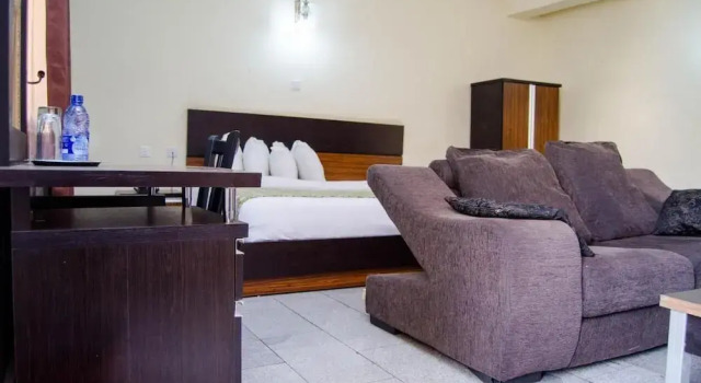Adachukwu Hotel and Suites, Varaa Hotelli Onitsha Anambra East