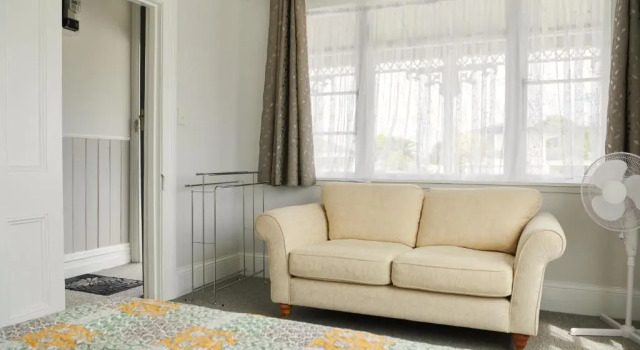 Sun Seeker's Cottage - Napier Holiday Home