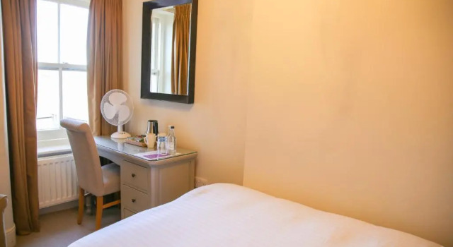 Номер Standard The Bell Hotel