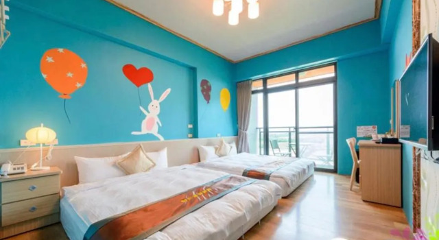 Четырёхместный номер Standard с балконом Yiren Hotel