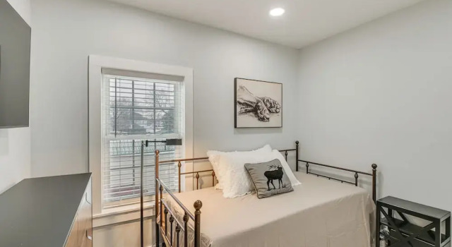 Bright & Modern Home: 2 Mi to Presque Isle Airport, Забронировать Дом для отпуска Преск-Айл штат Мэн, рядом с Presque Isle Historical Society Museum