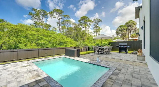 Walk to Celebration Park: Naples Home w/ Pool!, Buchen Sie Ferienhaus East Naples Naples
