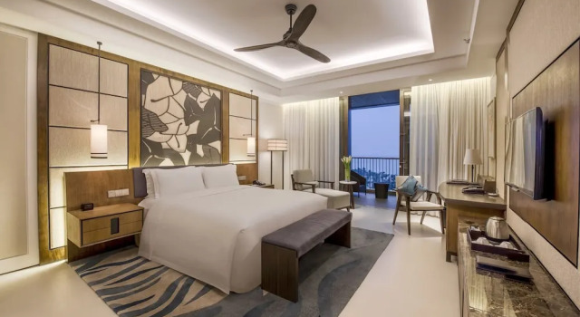 Номер Standard с балконом и с видом на океан Hilton Wenchang