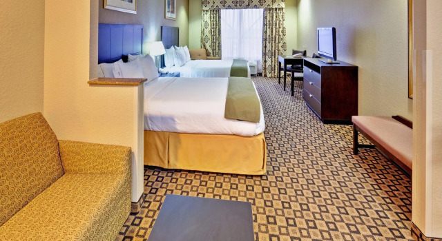 Четырёхместный люкс Holiday Inn Express Hotel & Suites Clinton by IHG