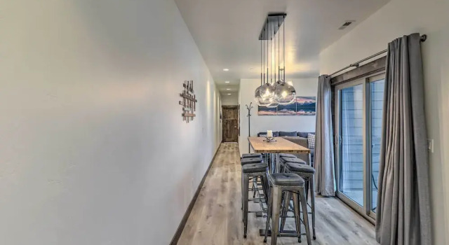 Sleek Columbia Falls Condo: Centrally Located!, Book Lejlighed Hoteller i Flathead Valley med parkering, Parkering