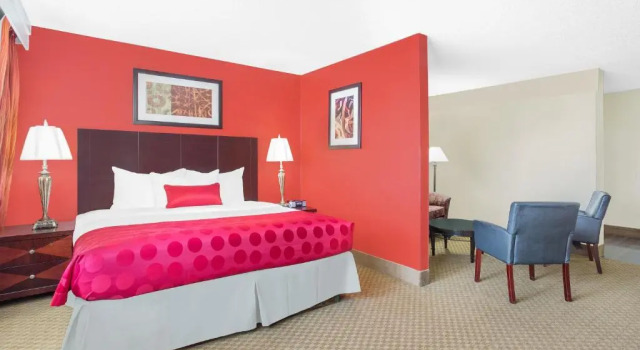 Двухместный полулюкс Ramada Plaza by Wyndham Fayetteville Fort Bragg Area