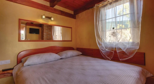 Awesome Home in Nerezine With Wifi and 3 Bedrooms, Varaa Hotelli Hotellit Kvarner Islands uima-altaalla, Uima-allas