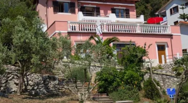 Apartments Villa Julija, Забронировать Апартаменты/квартира Отели Мали-Лошиня с парковкой, рядом с Mali Losinj Ferry Port, Парковка