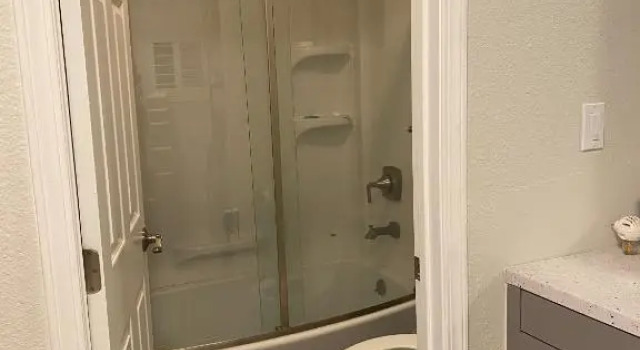 Private Room in Los Angeles with WIFI and AC and Private Fridge!!!