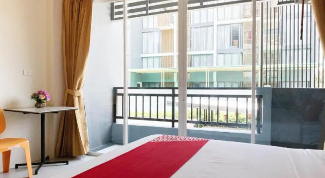 Номер Standard с балконом OYO 792 Omsaga Phuket Hotel
