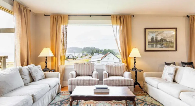 Private Beach Access + Water Views! Sleeps 18, Historic 6bdr Farmhouse w/ Deck, Rezervovat Hotel Maxwelton Spojené státy americké