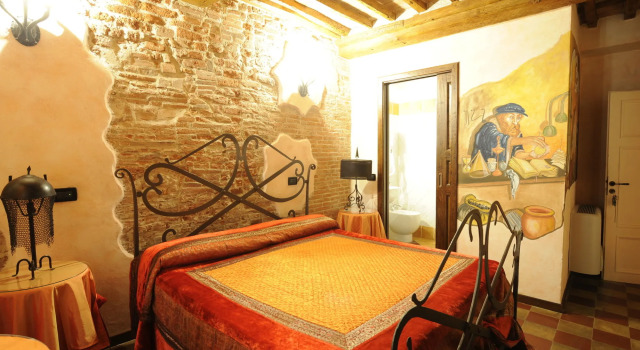 Antica Corte dei Principi Charming Rooms, Book Hotel Lucca Tuscany