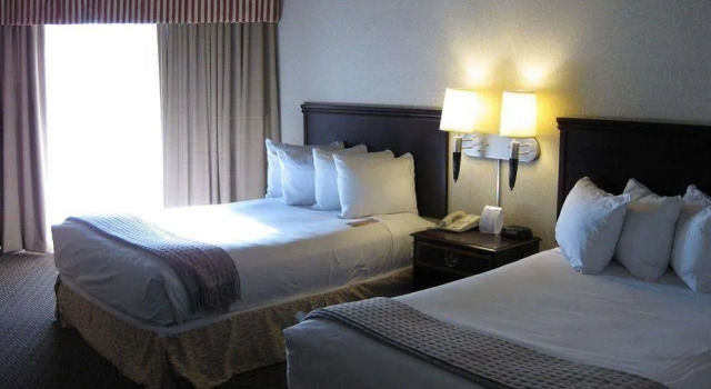 Clock Tower Resort and Conference Center - Rockford, Забронировать Курортный отель Отели Рокфорд 3 звезды, рядом с Earl F. Elliott Park &amp; Golf Course - 18 Hole, 3*