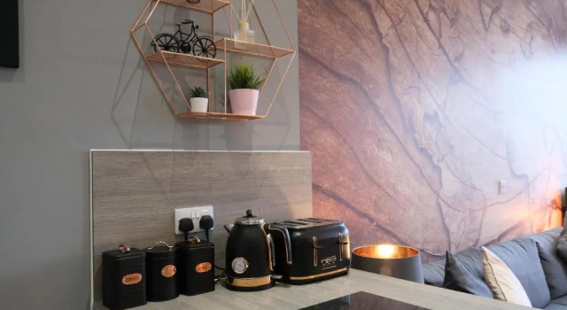 Stunning Studio Apartment & Leisure & Contractors & M1, Varaa Huoneisto Asunnot kohteessa Merseyside, Huoneisto