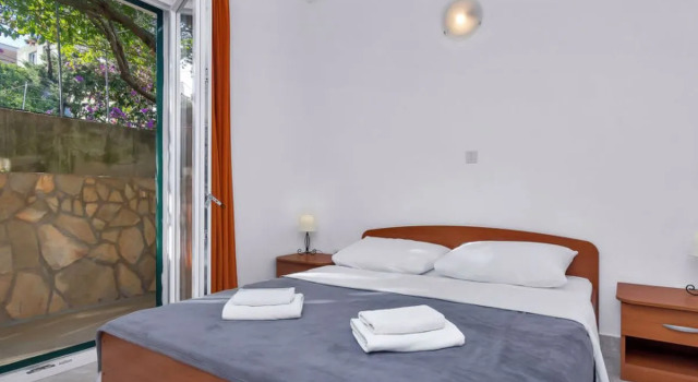 Apartment Rubin Hvar/Pokrivenik 39102, Rezerwuj Apartament Hotele w Split-Dalmatia County z parkingiem, Parking
