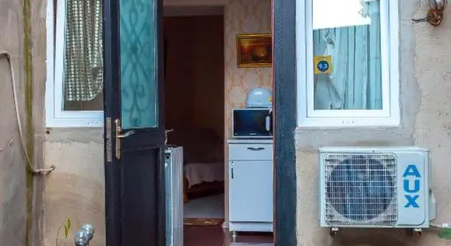 Guest House Happy Holidays, Забронировать Гостевой дом Отели Тбилиси с парковкой, рядом с Парк Рике, Парковка