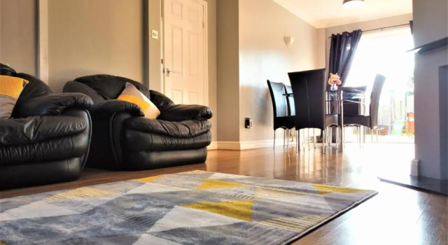 Spacious 3 bed house, great for FAMILIES and CONTRACTORS, sleeps 5 plus FREE Parking - Triumph Serviced Accommodation Wolverhampton, Varaa Hotelli Willenhall West Midlands