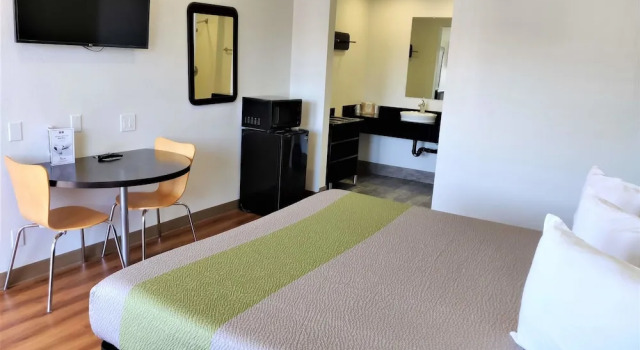 Люкс Deluxe Motel 6-Fresno, CA - Yosemite Hwy