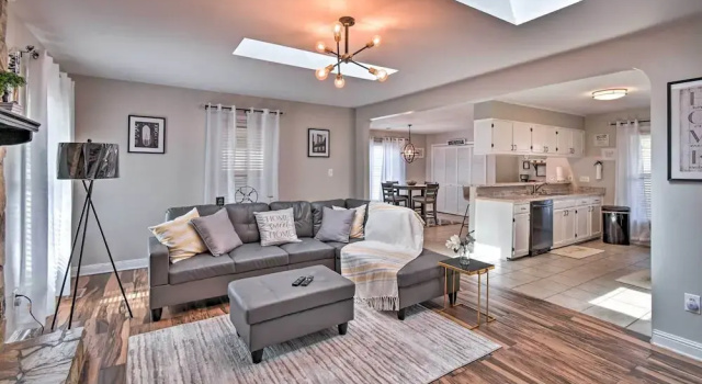 Коттедж Fayetteville Vacation Rental w/ Sunroom & Yard