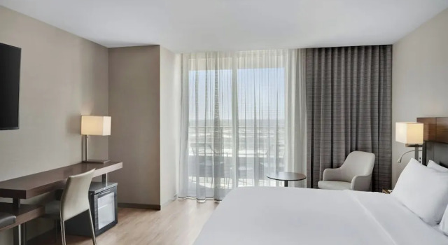 Двухместный номер Standard с балконом AC Hotel by Marriott Cincinnati at Liberty Center