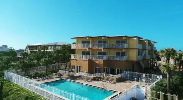 Sunisands Ocean Front Resort, Забронировать Курортный отель Отели Нью-Смирна-Бич 3 звезды, рядом с Поле для гольфа Detwiler Park, 3*