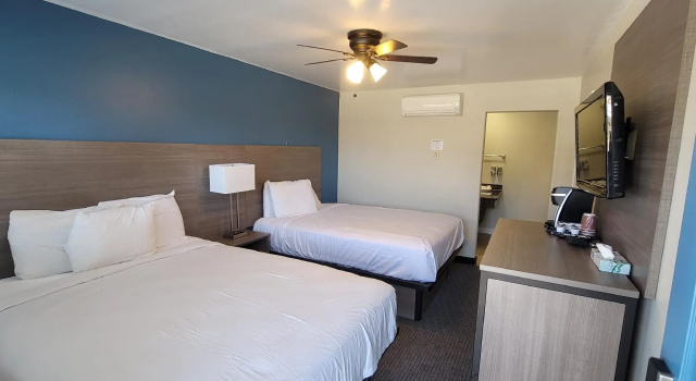 Четырёхместный номер Standard Beachwalker Inn & Suites