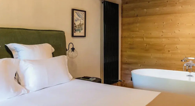 Кровать в общем номере с 6 комнатами LAlpaga, a Beaumier hotel