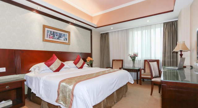 Vienna Hotel Shenzhen Pingshan Highway Station