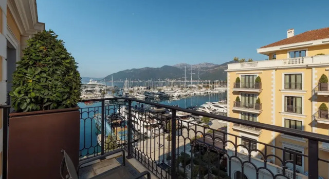 Двухместный номер Premium с балконом и с частичным видом на море Regent Porto Montenegro