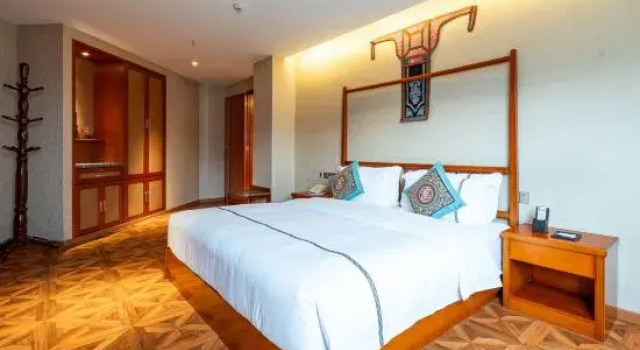 Люкс с балконом и с видом на реку Xiaoqikong Binjiang Hotel