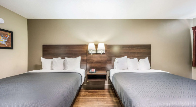 Четырёхместный номер Standard Econo Lodge Inn & Suites Huntsville University Area