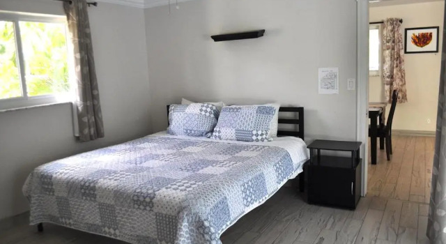 Lovely 3-bd, walk to bars, 9 min drive from beach! Heated pool., Забронировать Отель Отели Форт-Лодердейл с парковкой, Парковка