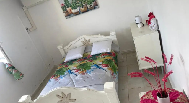 Studio situé en bas de villa, Rezerwuj Willa Hotele w Grande-Terre z parkingiem, Parking