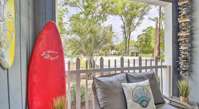 Ocean Isle Beach Home w/ Shared Lanai & Grill, Забронировать Отель Отели Ошен-Айл-Бич с парковкой, Парковка